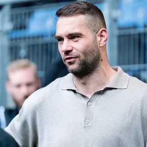 Pierre-Michel Lasogga beim Derby des HSV gegen St. Pauli im Innenraum des Volksparkstadions