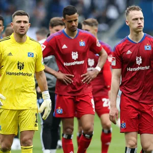 Daniel Heuer Fernandes, Robert Glatzel und Sebastian Schonlau gehen enttäuscht über den Platz