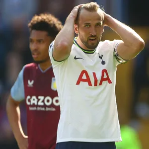 Nationalspieler Harry Kane ist frustriert und schlägt die Hände über den Kopf.