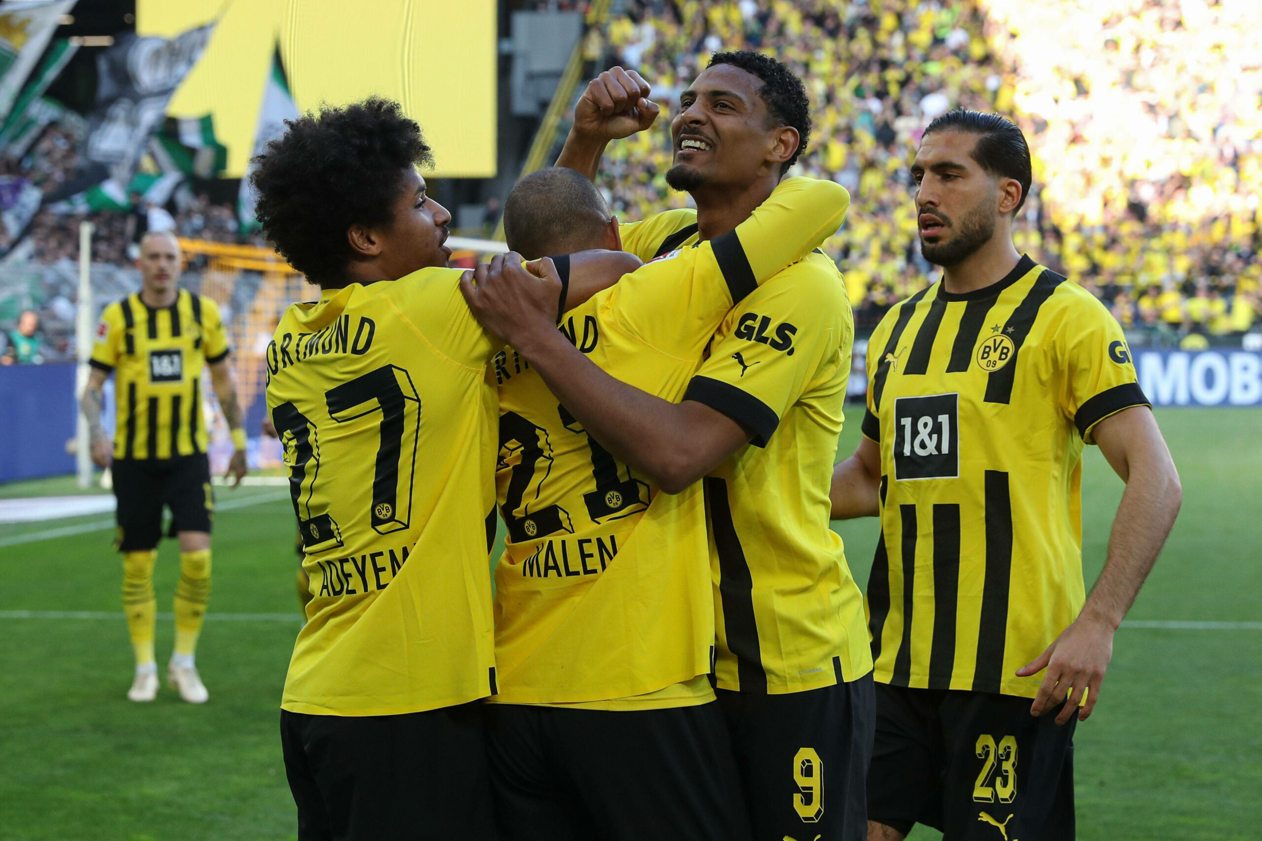 Karim Adeyemi jubelt mit seinen Mitspielern beim BVB