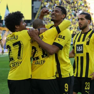 Karim Adeyemi jubelt mit seinen Mitspielern beim BVB