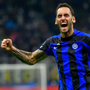 Hakan Calhanoglu jubelt im Trikot von Inter Mailand