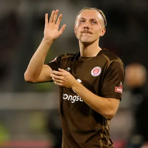 Lukas Daschner vom FC St. Pauli winkt