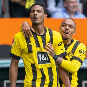 Sebastian Haller und Donyell Malen vom BVB beim Jubel