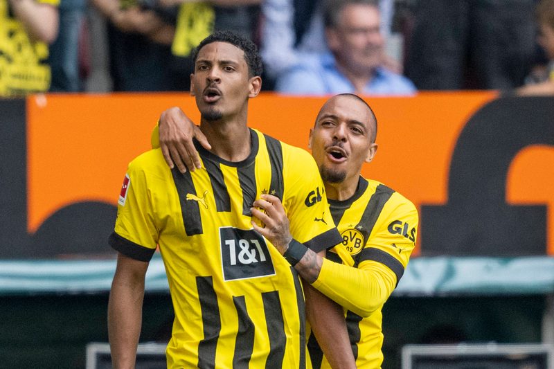 Sebastian Haller et Donyell Malen du BVB applaudissent