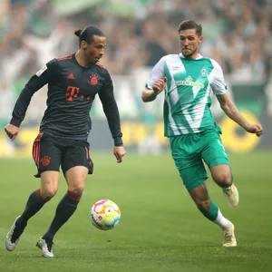 Leroy Sane im Zweikampf mit Niklas Stark