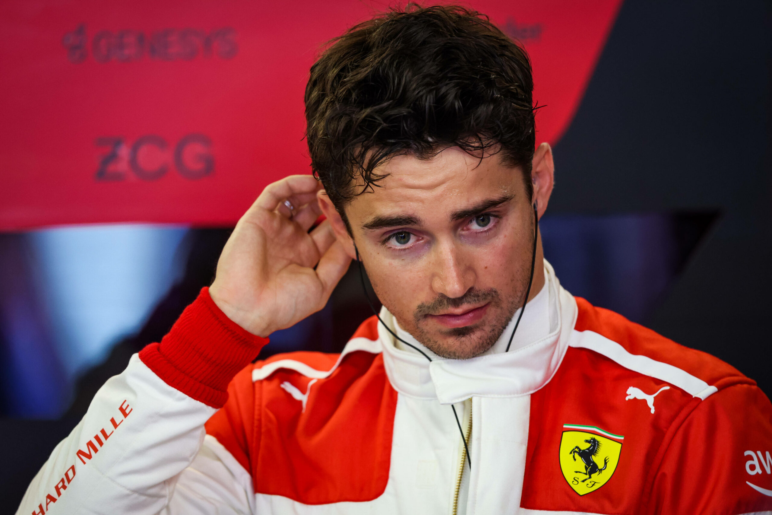 Charles Leclerc im Rennanzug von Ferrari