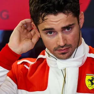 Charles Leclerc im Rennanzug von Ferrari