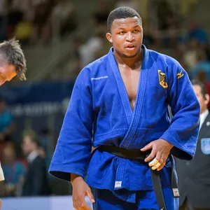 Losseni Koné im blauen Judo-Anzug, den Adler auf der Brust.