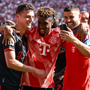 Benjamin Pavard, Kingsley Coman und Lucas Hernández jubeln