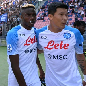 Neapels Osimhen und Kim feiern zusammen ein Tor für ihre Mannschaft in Bologna
