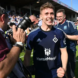 Anssi Suhonen lacht nach dem Spiel in Sandhausen