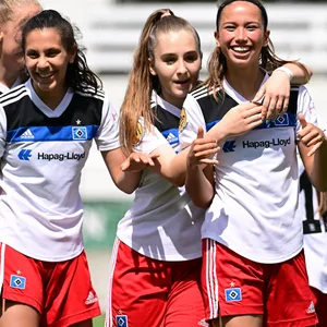 Amira Dahl empfängt die Glückwünsche für ihr Tor zum 2:0 im Hamburger Pokalfinale gegen Eimsbüttel.