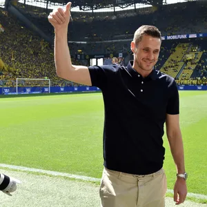 Sebastian Kehl streckt den Daumen Richtung Fans aus.
