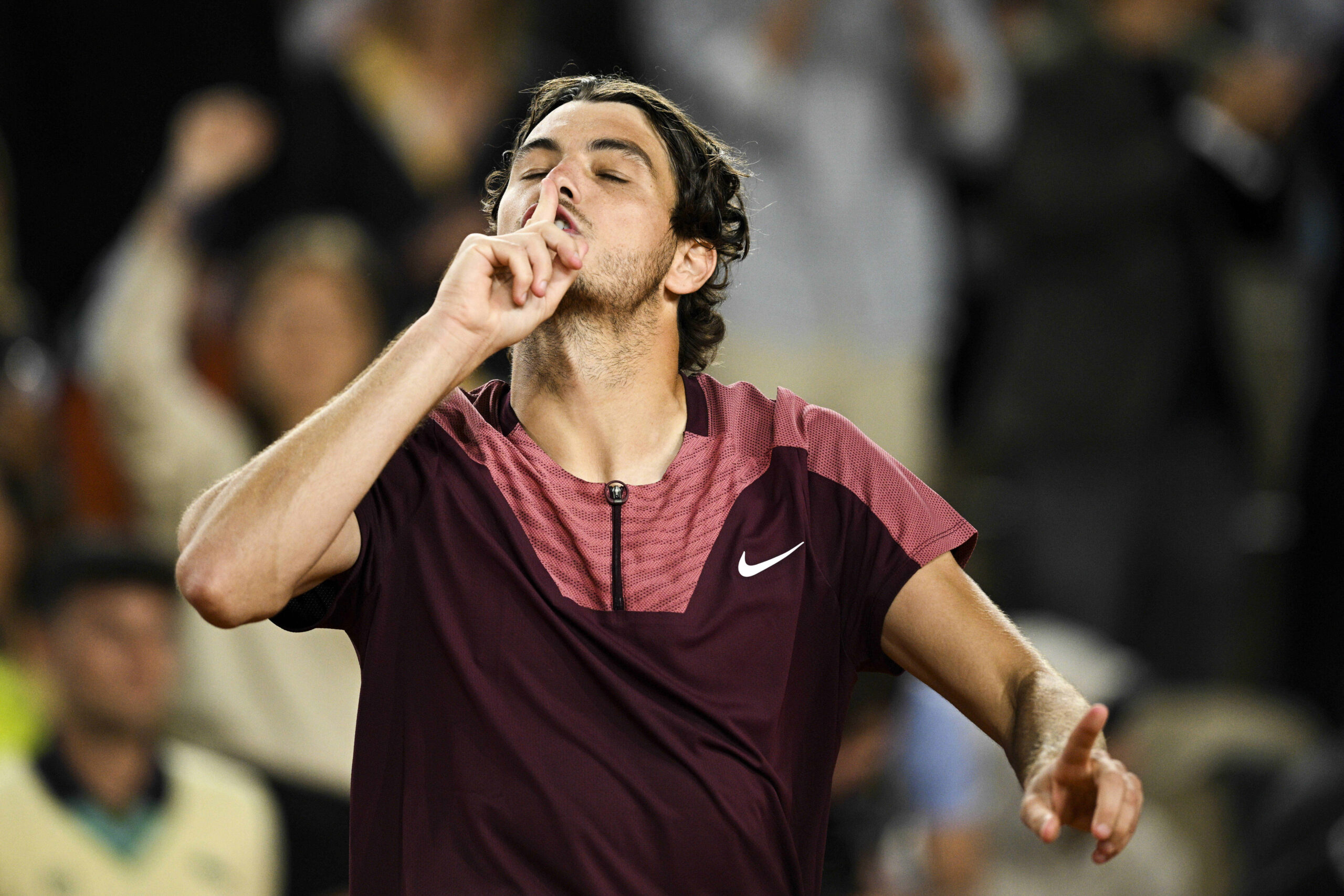 Taylor Fritz legt den Zeigefinger auf die Lippen