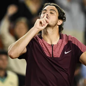 Taylor Fritz legt den Zeigefinger auf die Lippen