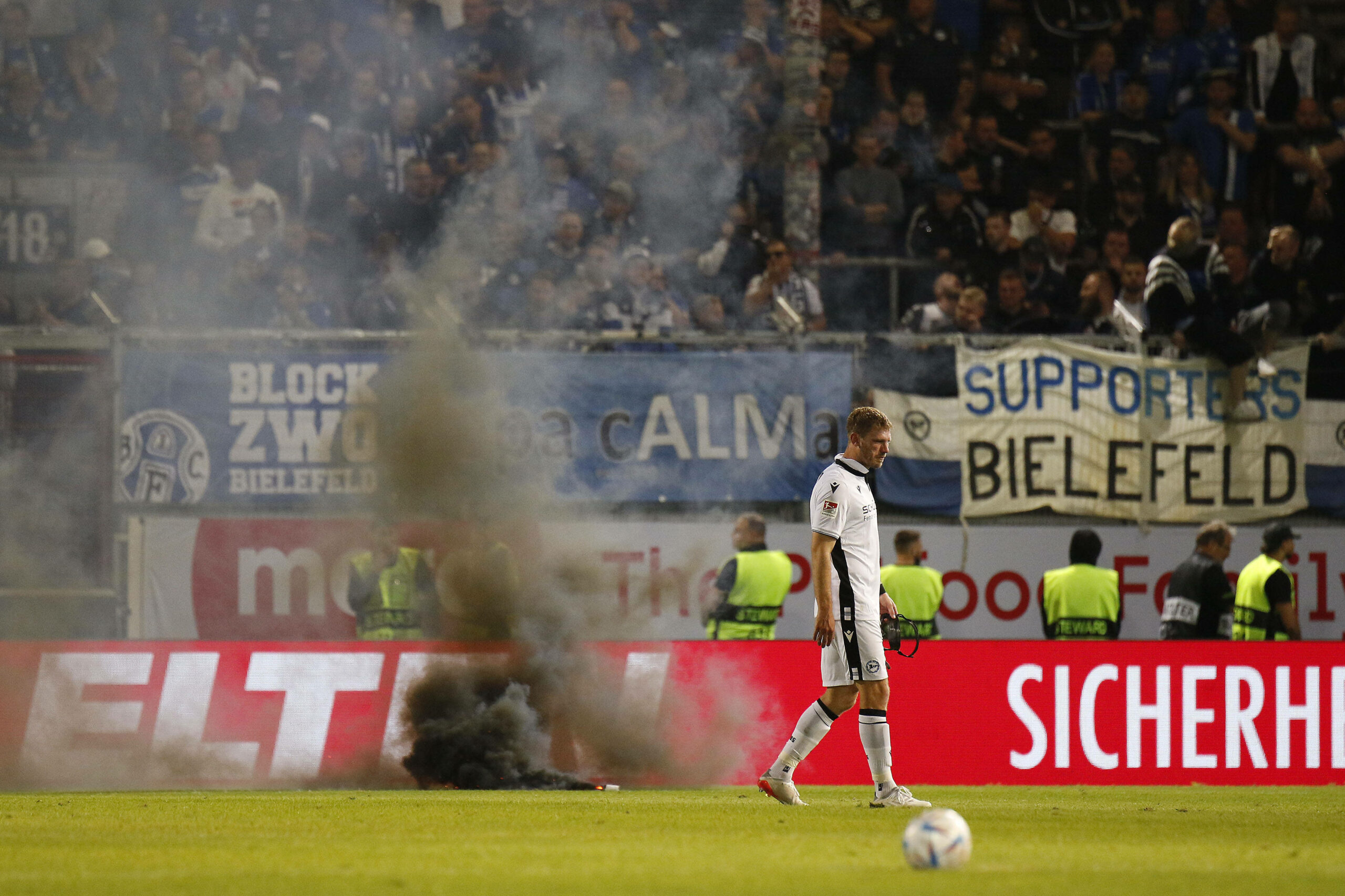 Bielefeld-Fans sorgen für eine lange Unterbrechung in Wiesbaden.