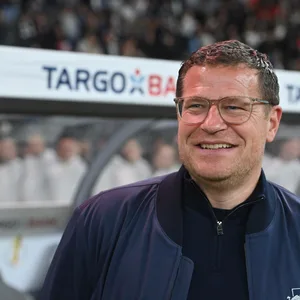 Max Eberl lächelt während des DFB Pokal-Finales.