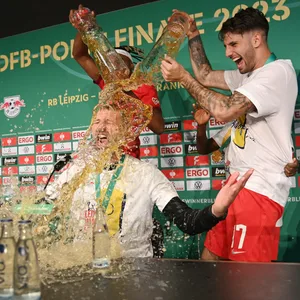 Marco Rose bekommt von seinen Spielern eine Bierdusche
