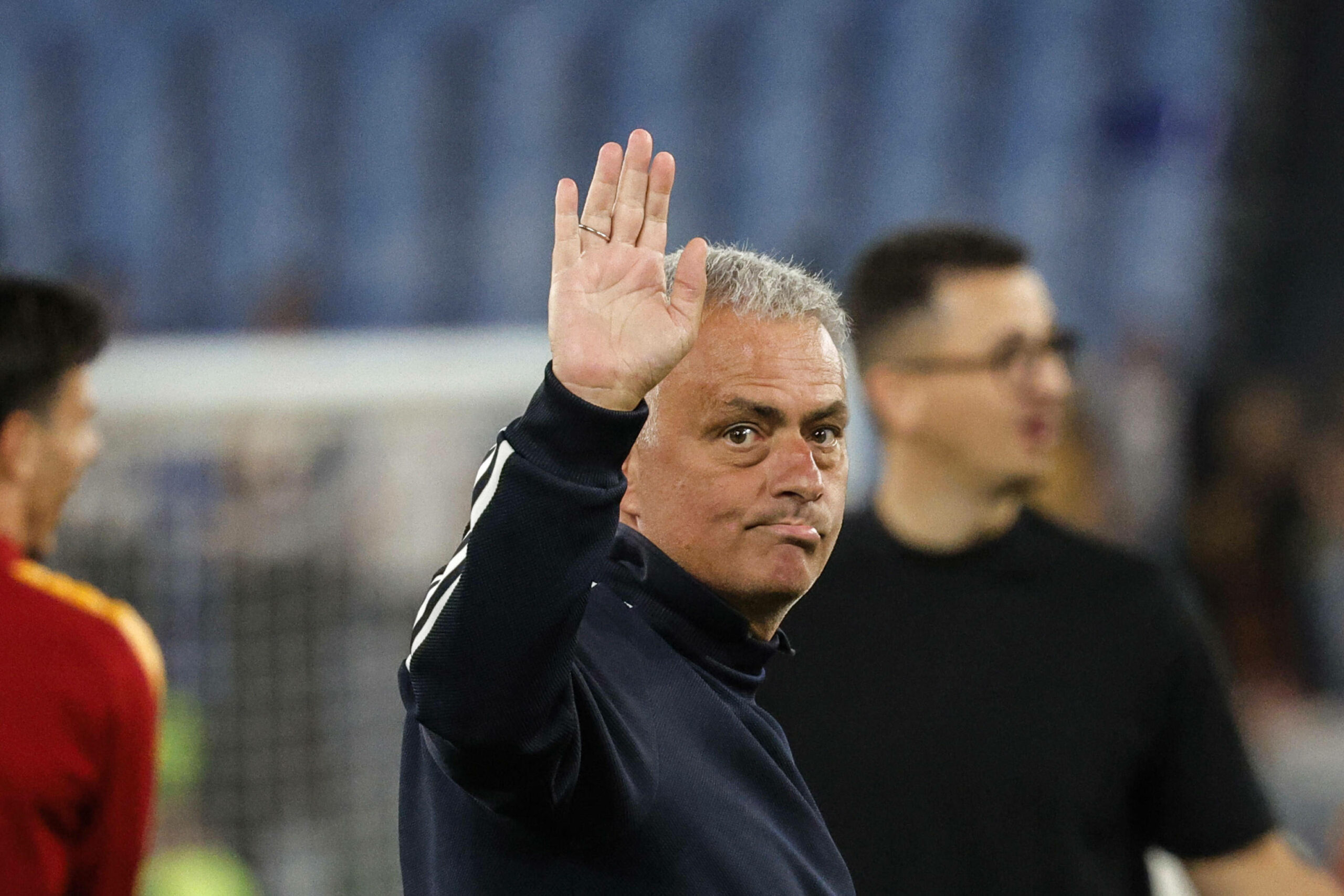 Jose Mourinho winkt den Roma-Fans nach dem Europa League-Finale zu.
