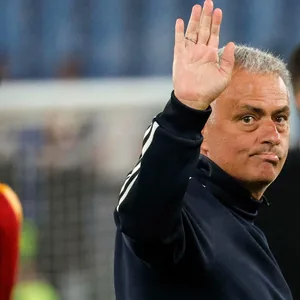 Jose Mourinho winkt den Roma-Fans nach dem Europa League-Finale zu.