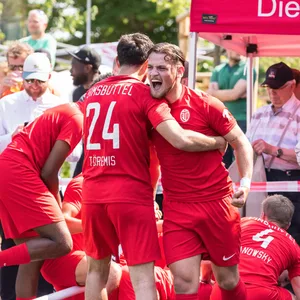 Dominik Akyol und seine ETV-Kollegen jubeln