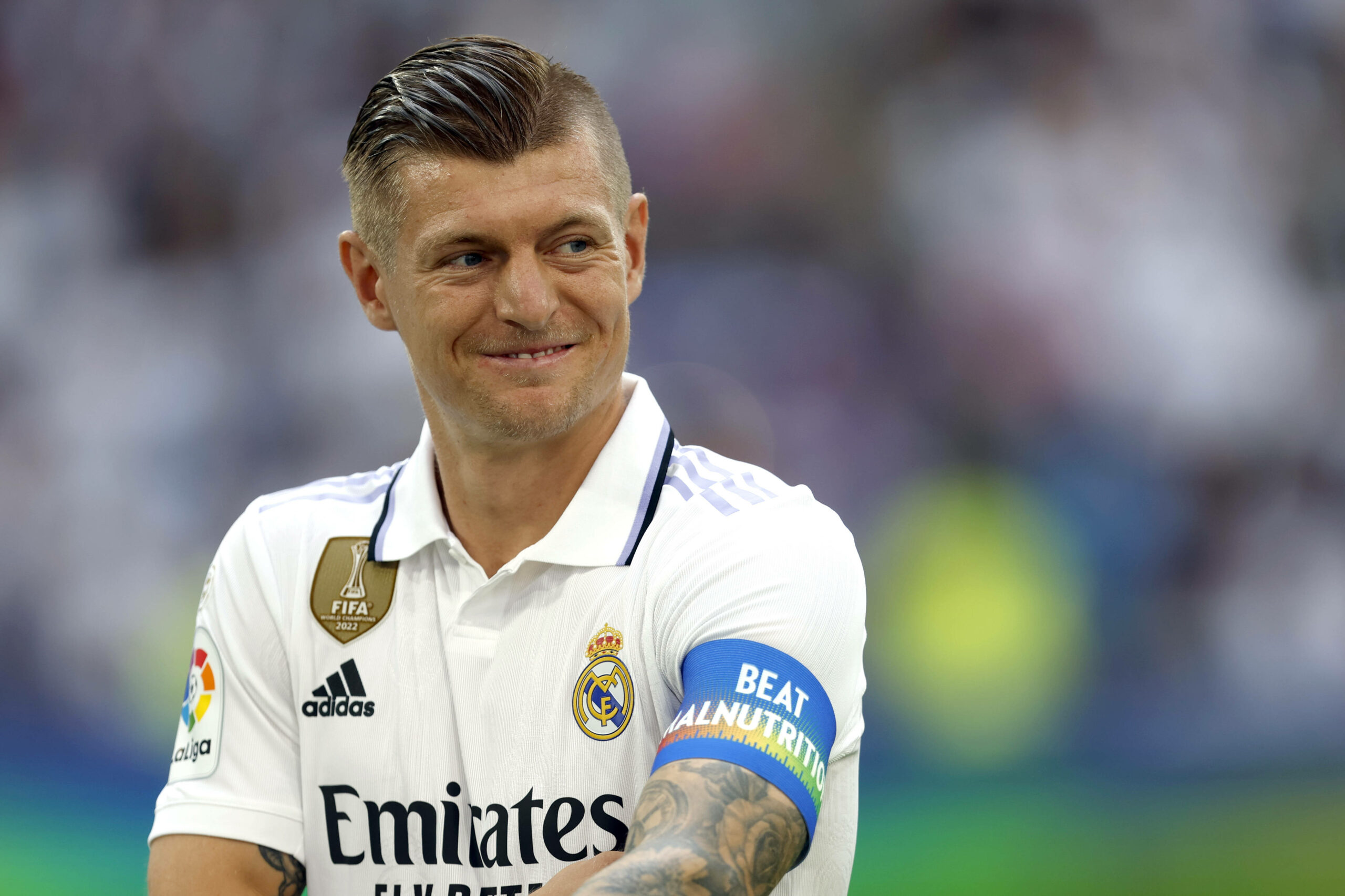 Toni Kroos grinst im Real Madrid-Trikot