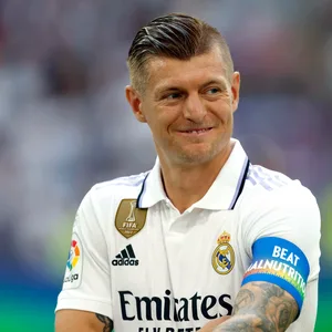 Toni Kroos grinst im Real Madrid-Trikot