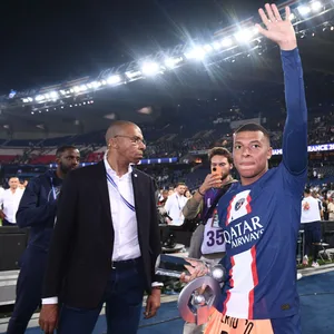 PSG-Spieler Mbappé winkt den Fans im Stadion zu