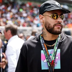 Neymar auf der Rennstrecke vor dem Start des Rennens in Barcelona.