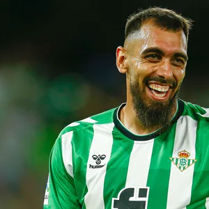 Borja Iglesias lacht während eines Spiels von Betis Sevilla