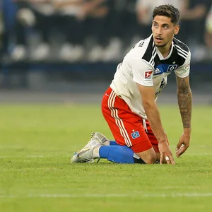 Ludovit Reis hockt enttäuscht auf dem Boden des Volksparkstadions