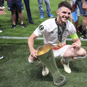 Declan Rice jubelt mit der Trophäe