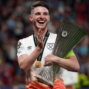 West-Ham-Profi Rice hält die UEFA-Conference-League-Trophäe in der Hand