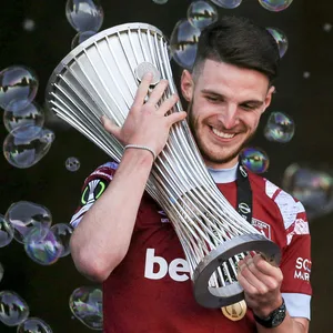 Declan Rice mit dem Conference-League-Pokal