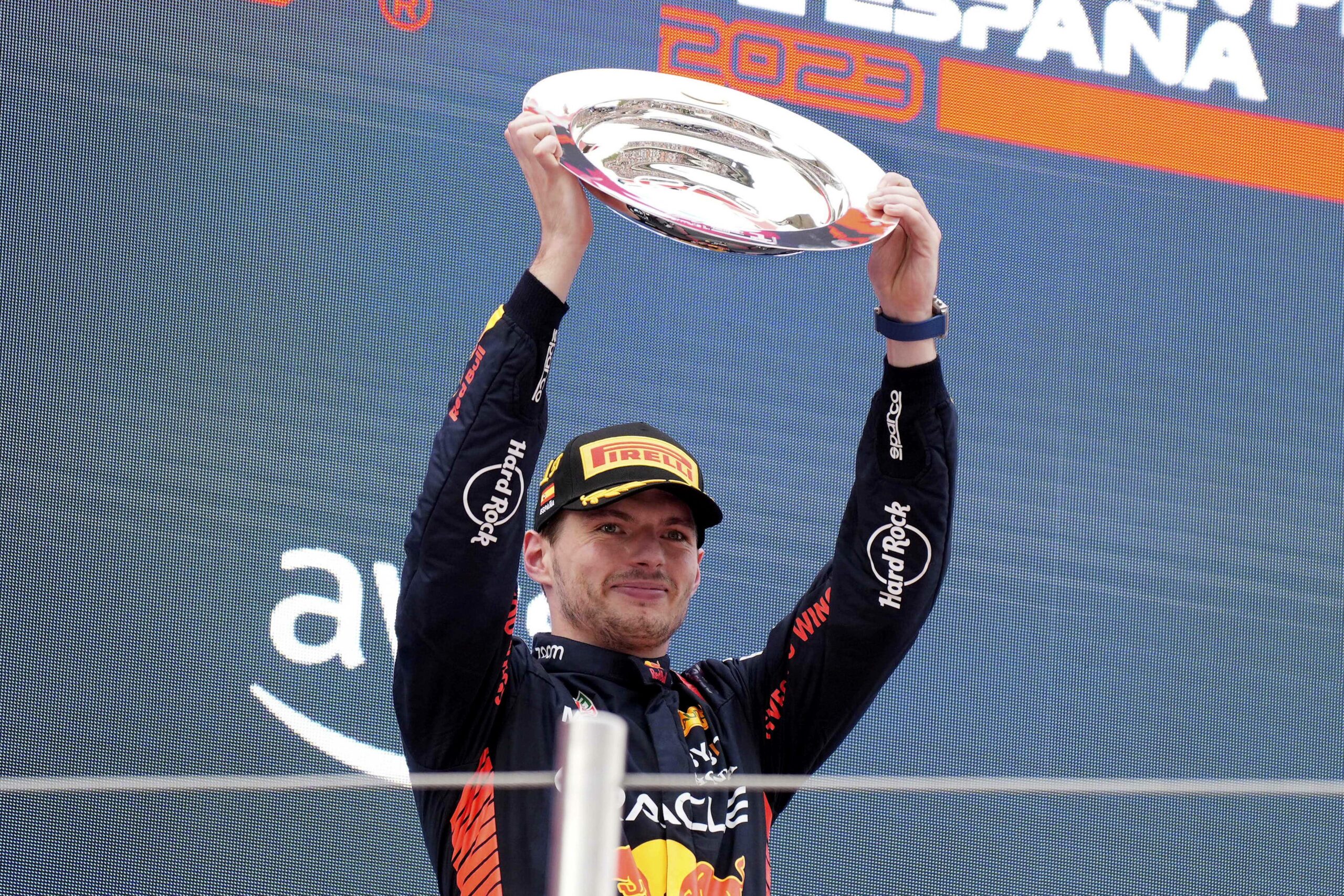 Max Verstappen bei der Siegerehrung beim Gewinn in Barcelona