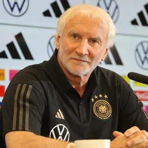 Rudi Völler bei einer Pressekonferenz des DFB