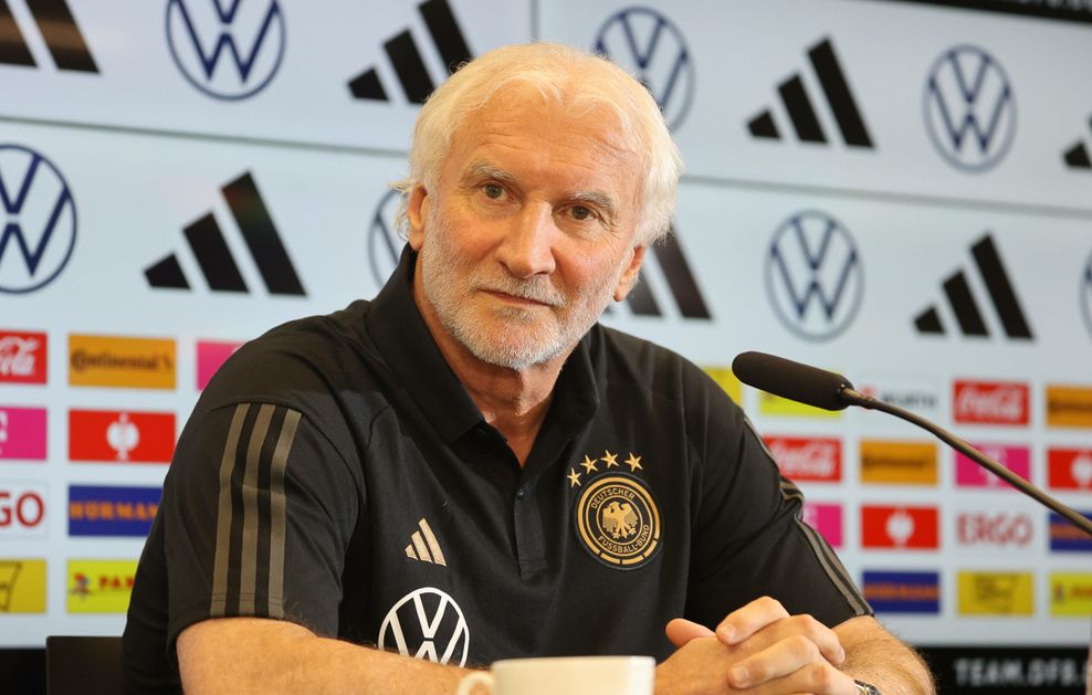 Rudi Völler bei einer Pressekonferenz des DFB