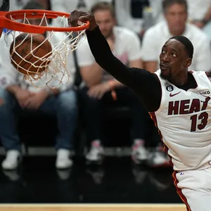 Basketballprofi Bam Adebayo von den Miami Heat bei einem Dunk