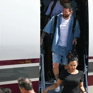 Messi steigt aus einem Privatjet aus