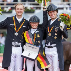 Sönke Rothenberger, Jessica von Bredlow-Werndl und Frederic Wandres bei der Siegerehrung in Balve