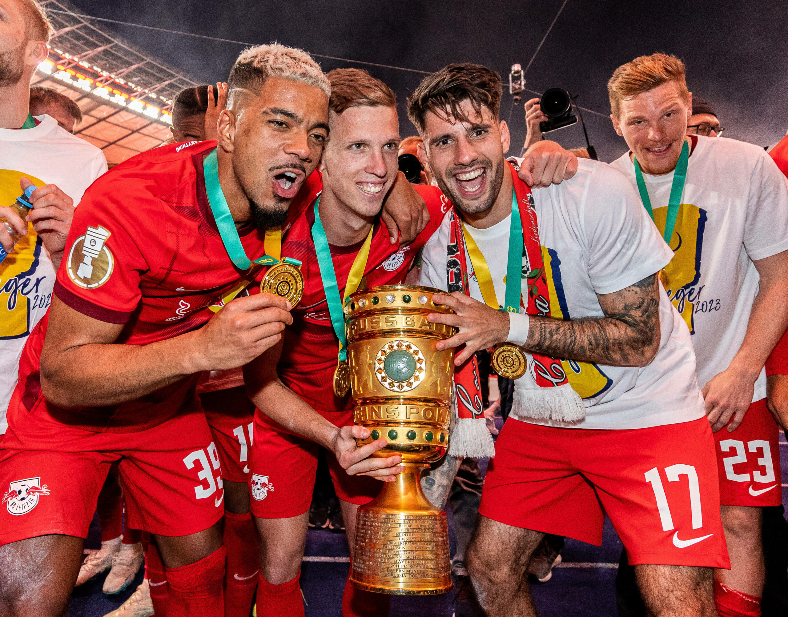Leipzigs Benjamin Henrichs, Dani Olmo und Dominik Szoboszlai feiern den DFB-Pokal-Sieg