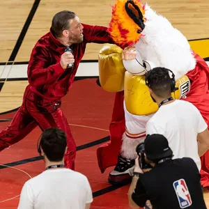 Connor McGregor schlägt auf das Maskottchen der Miami Heat ein.