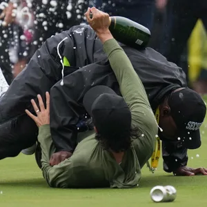 Adam Hadwin wird von einer Security-Kraft zu Boden gerissen.