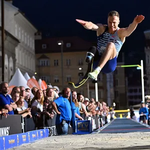 Marcus Rehm beim Weitsprung in Innsbruck.