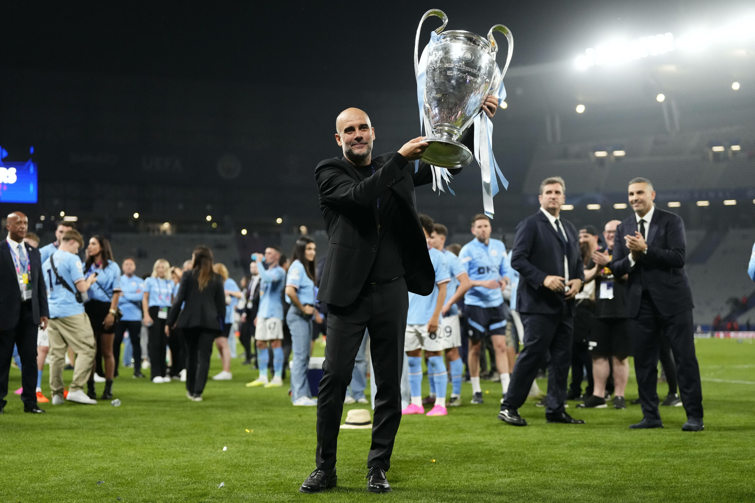 Manchester-City-Trainer Guardiola hebt die Champions-League-Trophäe in die Höhe