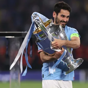 Ilkay Gündogan mit dem Champions-League-Pokal in seinen Händen
