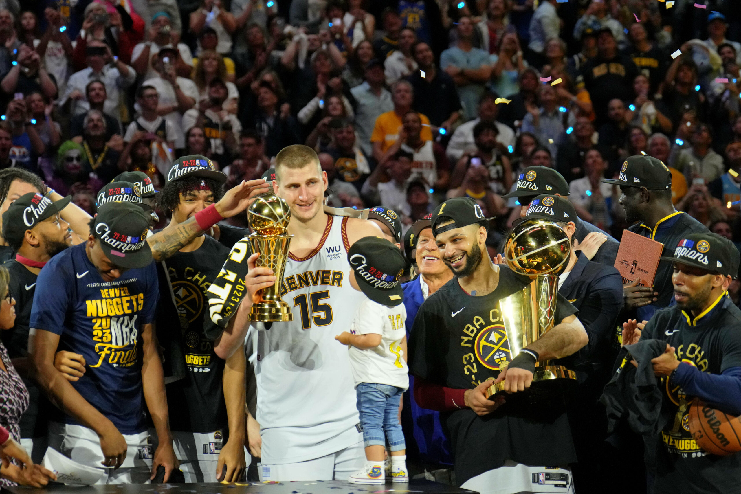 Spieler der Denver Nuggets feiern den NBA-Titel mit ihren Trophäen in der Hand