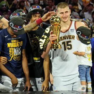 Spieler der Denver Nuggets feiern den NBA-Titel mit ihren Trophäen in der Hand