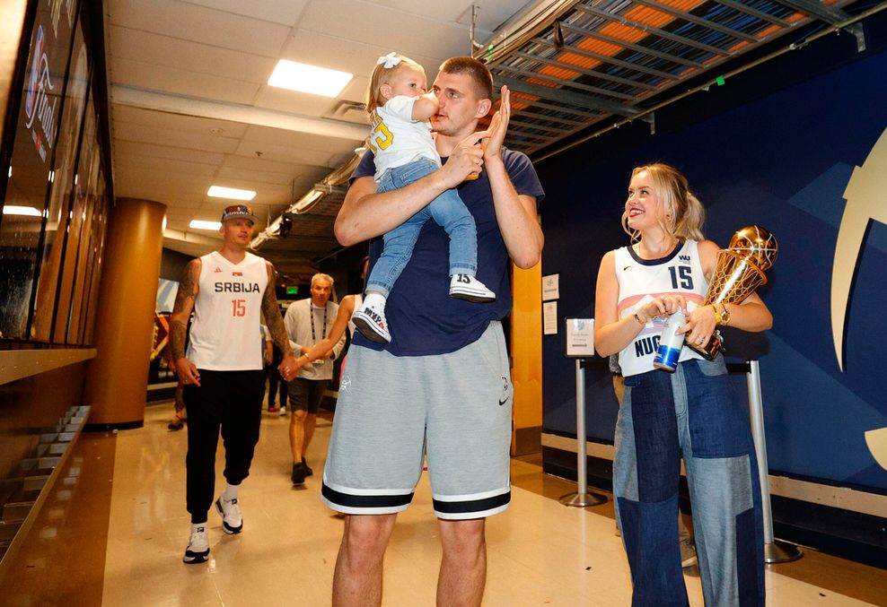 Denver-Nuggets-Profi Jokic feiert den NBA-Tiitel mit seiner Frau und seiner Tochter